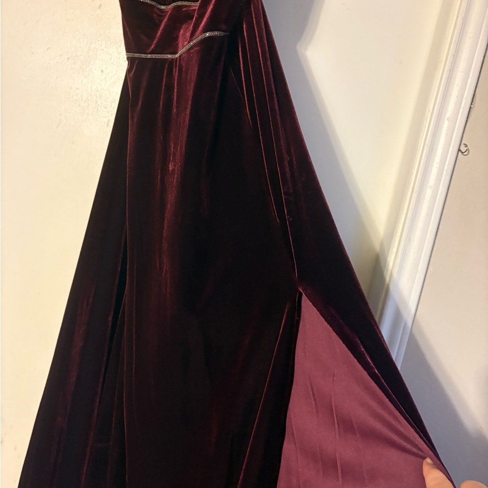 Elegant Burgundy Velvet Gown - Picture 1 of 3